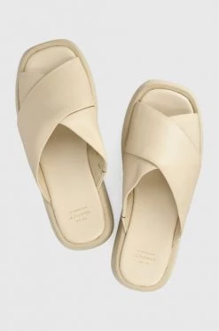 Γυναικεία Σαγιονάρες Δερμάτινες παντόφλες Gant Florri χρώμα: μπεζ -Φτηνός Fila Κατάστημα unnamed file 2019